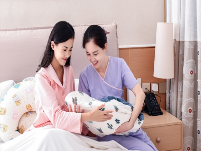 請?jiān)律┑淖⒁馐马?xiàng)，找月嫂需要注意什么呢？